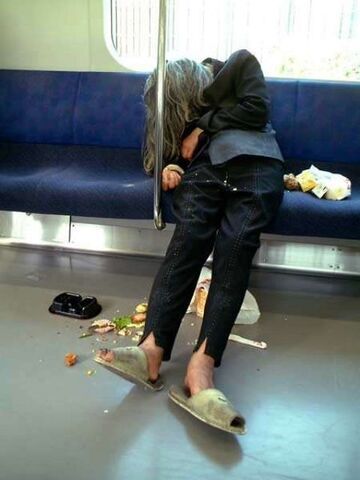 Kobieta śpi w tramwaju