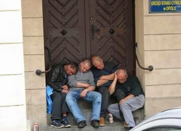 Chłopaki grzecznie śpią pod urzędem