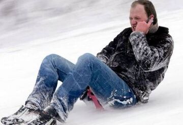 rozmawia przez telefon zjeżdżając na jabłuszku z górki