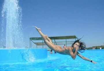 skok na główkę ze zatkanym nosem