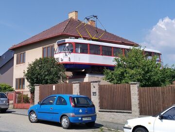 Czech postawił sobie tramwaj na dachu garażu