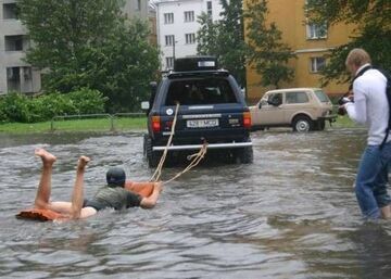 na materacu za samochodem