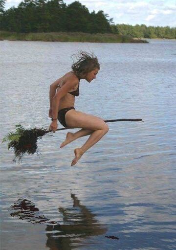 Czarownica na miotle!