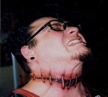 Tatuaż - Szwy na szyi