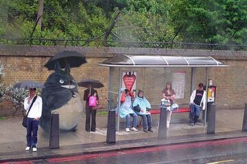 WTF? Maskotka na przystanku