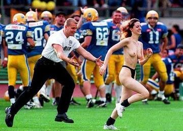 Naga dziewczyna na bosku rugby