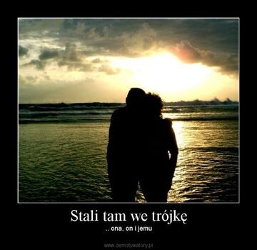 Stali tam we trójkę