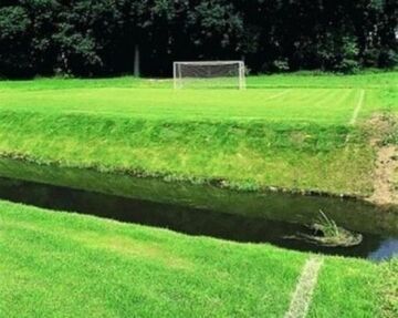 Rów wodny na stadionie
