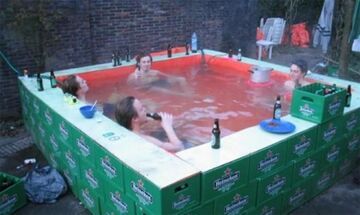 Basen ze skrzynek Heineken