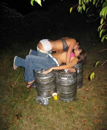 Namiętny pocałunek dziewczyn na beczkach piwa