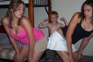 Siłacz na drugim planie siostrami