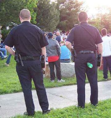 Policjant z butelką w tyłku
