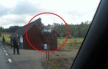 Wbił się autem w stodołę