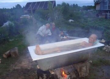Gorąca kąpiel w wannie na działce