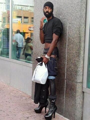 Facet w szpilkach na ulicy