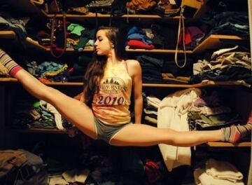 Szpagat w ciasnej garderobie