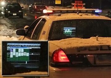 Policjanci układają pasjansa