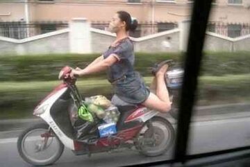 Azjatka, zakupy, skuter