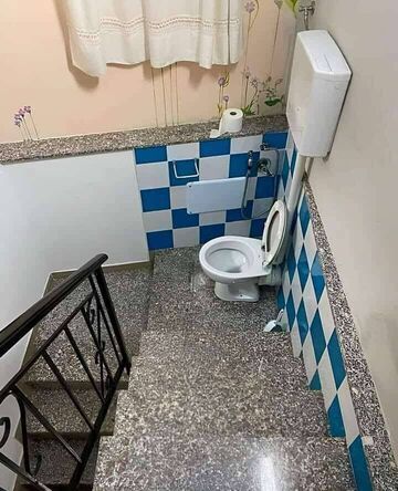 Toaleta na klatce schodowej?