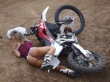 Ktoś pomoże jej wstać?