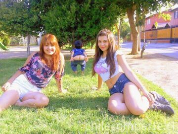 Dzieciak na drugim planie w parku pokazuje tyłek