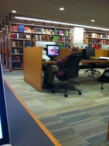 Dziadek w bibliotece