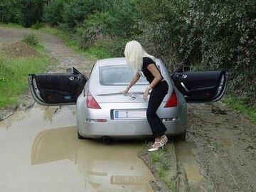 Blondynka stanęła autem w kałuży