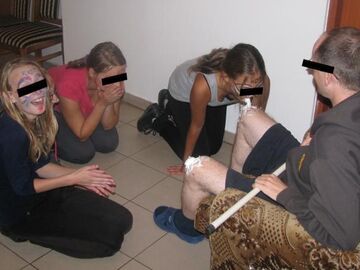 Dzieci liżą księdza-dyrektora! Zabawa w kolanko.