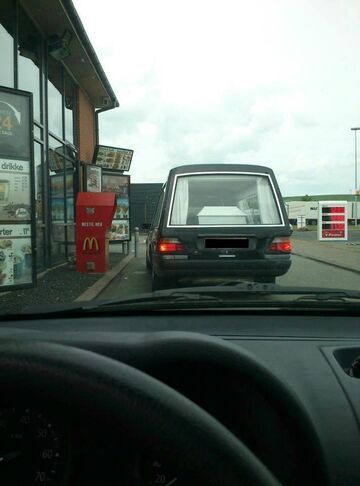 Karawan pod mcdonalds