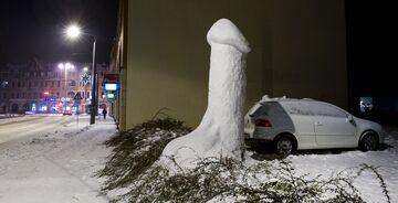 Gigantyczny penis wykonany ze śniegu
