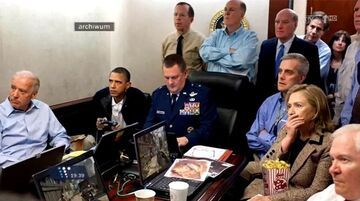 Barack Obama z joystickiem i Hilary Clinton z pop-cornem