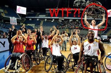 Zdjęcie drużynowe koszykarzy na wózkach