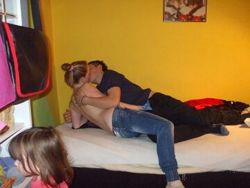 Zobacz co oni wyprawiają przy dziecku