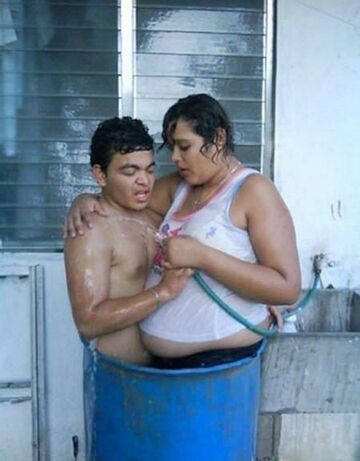 w jacuzzi z dziewczyną