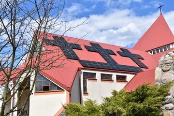 Fotowoltaiczne krzyże na dachu kościoła w Łubianie
