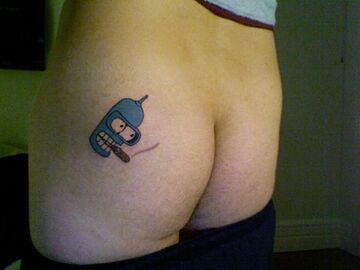 Tatuaż Futuramy na tyłku
