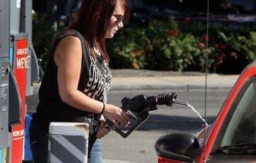 Ta kobieta tankuje z daleka