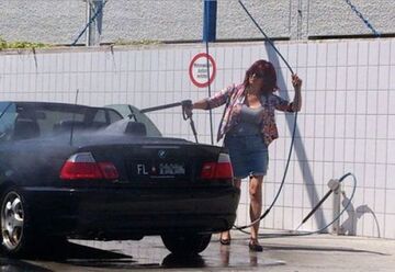 Kobieta myje samochód...