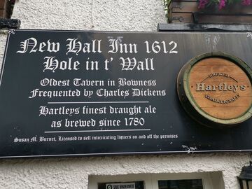 Napis na ścianie pubu "Hole in T'wall"