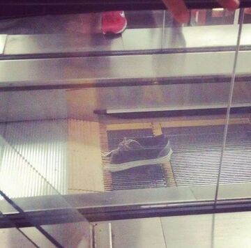 Komuś utknął but na ruchomych schodach