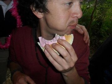 Zjadł Hamburgera z biletem