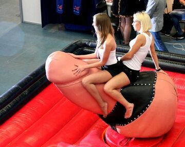 Dwie dziewczyny i gigantyczny penis!