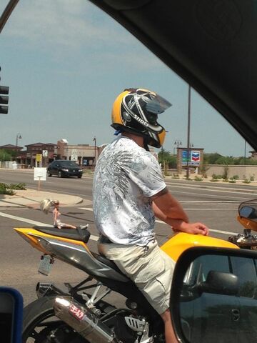 Motocyklista z lalą
