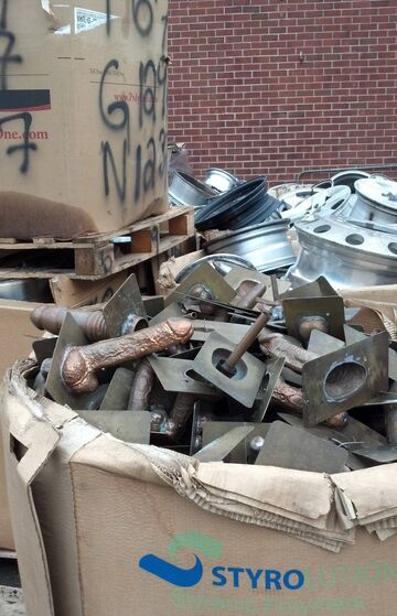 Odlewy penisów na złomowisku