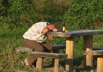 zasnął przy piwku