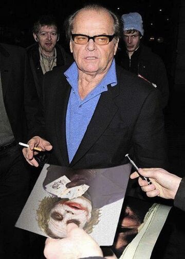 Jack Nicholson proszony o autograf na swoim zdjęciu