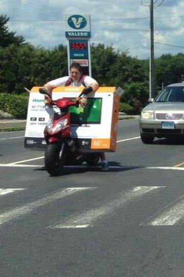 Gość wizie telewizor na skuterze