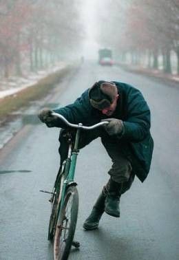 poboczem, pewnym krokiem