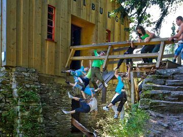 Zdjęcie na mostku w idealnym czasie