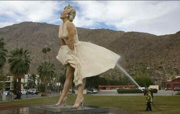 Czyszczenie pomnika Mary Monroe